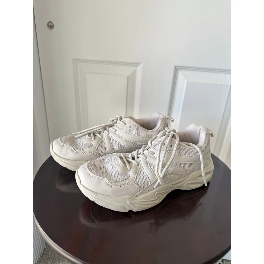lightweight chunky sneaker